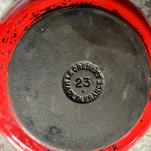 Le Creuset 9” Double Spout Cast Iron Skillet #23 - Picture 4 of 5